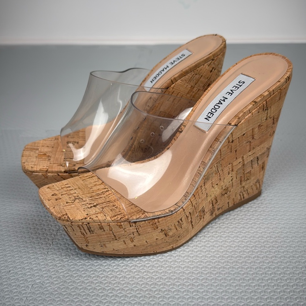 Like new Steve Madden wedge sandals in size 6M.